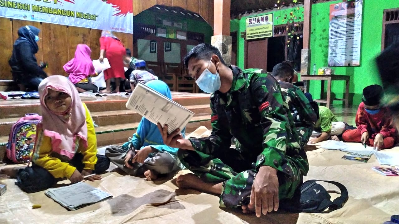 Jadi Guru Les, Ini Yang Dilakukan Anggota Satgas TMMD Kodim Bojonegoro Pratu Ibnu Bachtiar