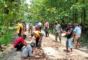 TMMD Kodim Bojonegoro, Tiga Pilar Tambakrejo Kompak Perbaiki Jalan Ngrancang