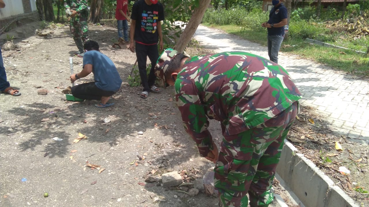 Cegah Banjir, Satgas TMMD Kodim Bojonegoro Dan Masyarakat Bersih-Bersih Lingkungan