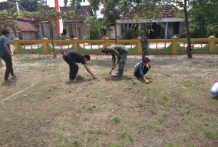 Kerja Bakti Bersihkan Lingkungan Balai Desa Jatimulyo