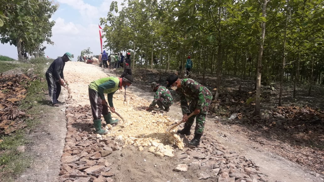 TNI Dan Masyarakat, Kebut Perbaikan Jalan Program TMMD Kodim Bojonegoro