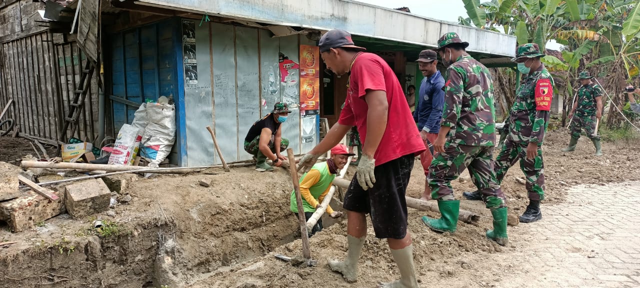 Satgas Dan Masyarakat Bangun Gorong-Gorong Dusun Nglambangan