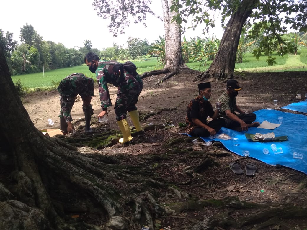 Rawat Kelestarian Lingkungan, Satgas TMMD Kodim Bojonegoro Dan Masyarakat Bersih-Bersih Punden