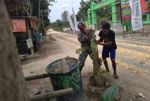 Jadi Penghalang Jalan, Satgas TMMD Kodim Bojonegoro Cabut Pohon