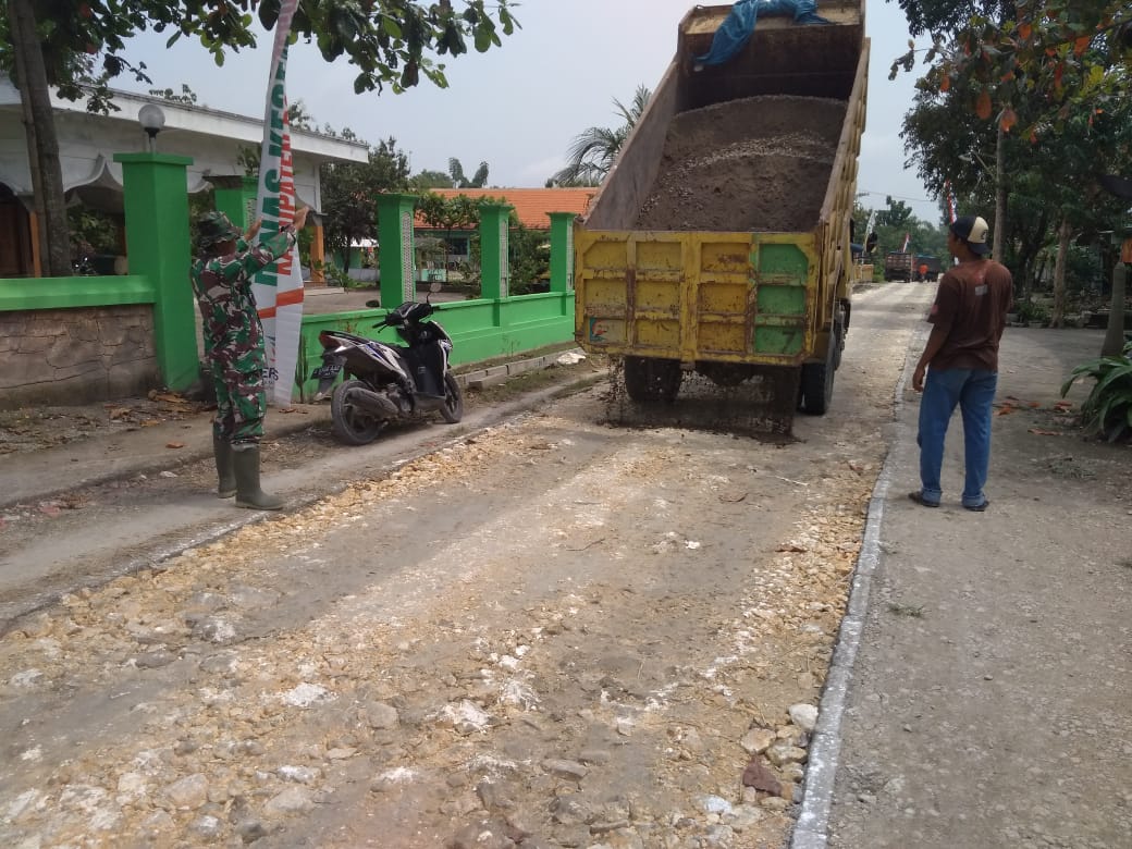 Pasir Berdatangan, Satgas TMMD Kodim Bojonegoro Dan Warga Siap Perbaiki Jalan Kalongan