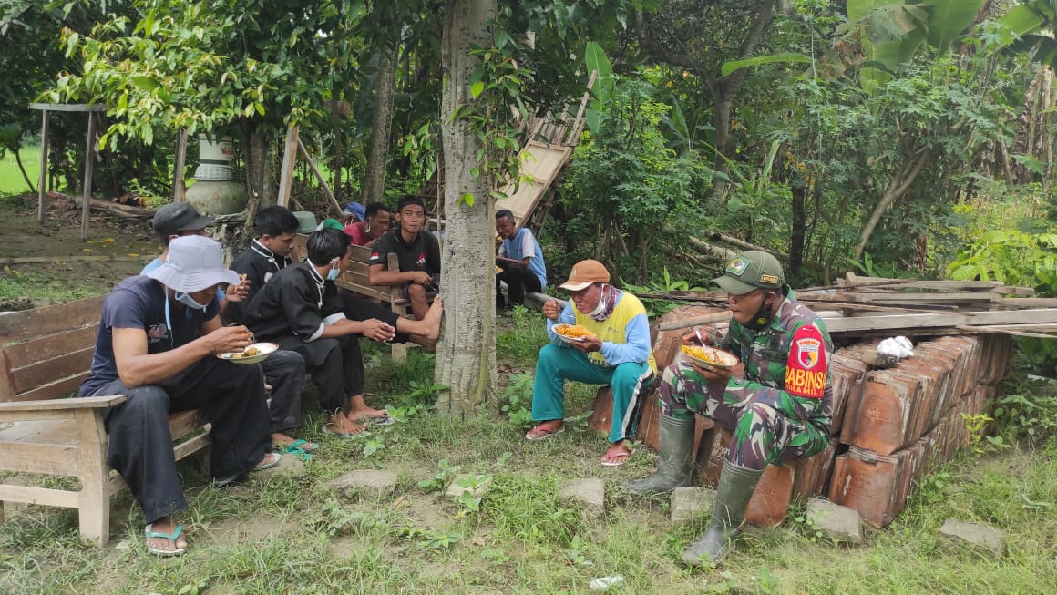 TMMD Kodim Bojonegoro, Babinsa Tambakrejo Tunjukkan Keakraban Dengan Masyarakat