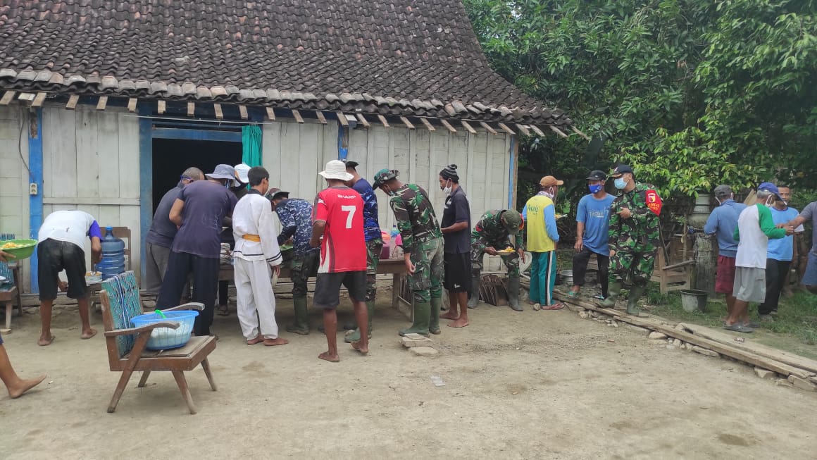Begini Keakraban Satgas TMMD Kodim Bojonegoro Dengan Masyarakat Desa Ngrancang