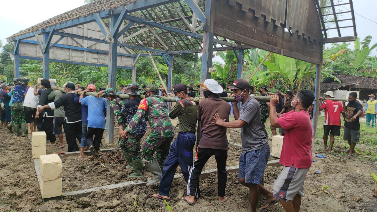 Dilokasi TMMD Kodim Bojonegoro, Satgas Bersama Masyarakat Bantu Memindahkan Perbaikan Rumah Warga