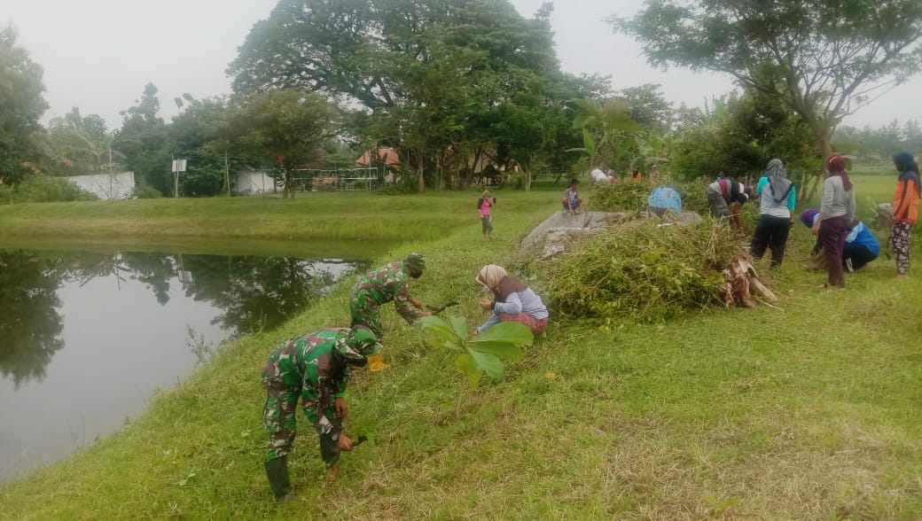 TMMD Kodim Bojonegoro, Begini Partisipasi Ibu-Ibu Jatimulyo Bersihkan Embung Desa