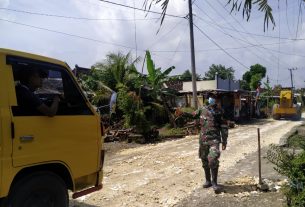 Koptu Darminto, Anggota Satgas TMMD Kodim Bojonegoro Kawal Truk Distribusikan Material