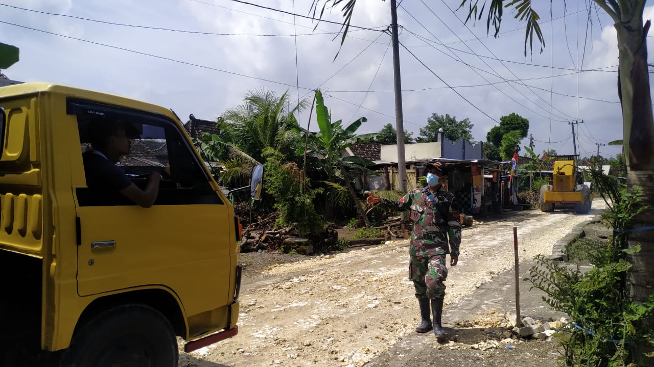 Koptu Darminto, Anggota Satgas TMMD Kodim Bojonegoro Kawal Truk Distribusikan Material