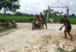 Masih Perbaikan, Satgas TMMD Kodim Bojonegoro Bantu Warga Melintasi Jalan