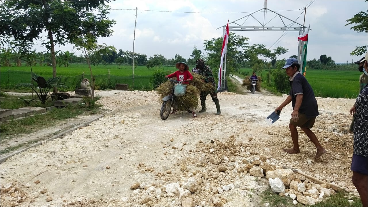 Masih Perbaikan, Satgas TMMD Kodim Bojonegoro Bantu Warga Melintasi Jalan