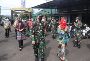 Kolonel Inf Romas Herlandes Bersama Ketua Persit menyambut kunjungan Walikota