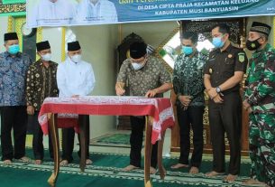 Bupati DRA Safari Jum'at di Keluang dan Resmikan Masjid Jami' Cipta Praja