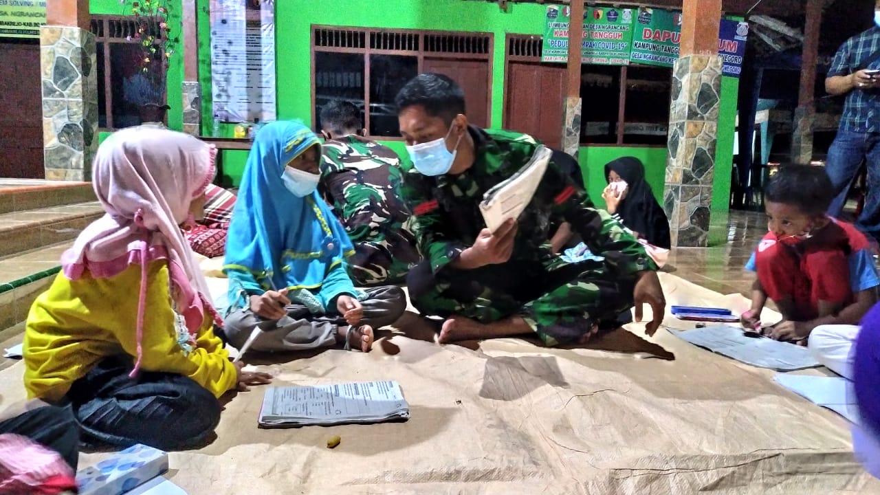Ketika TNI Jadi Sahabat Dan Guru Bagi Anak-Anak Dilokasi TMMD Kodim Bojonegoro