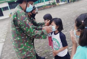 Cegah Covid-19, Satgas TMMD Kodim Bojonegoro Bersama Anak-Anak Terapkan Disiplin Prokes