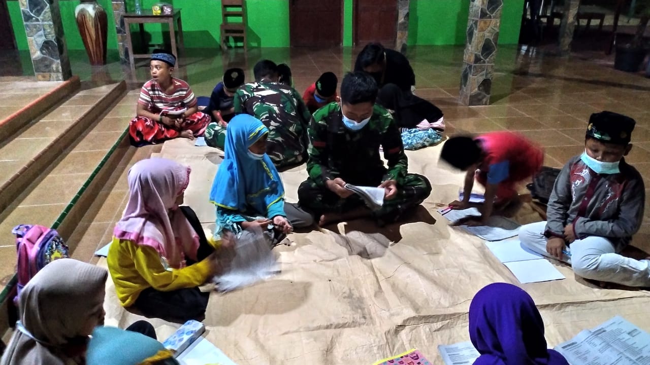 Tumbuhkan Jiwa Nasionalisme, Satgas TMMD Kodim Bojonegoro Berikan Wasbang Anak-Anak Ngrancang
