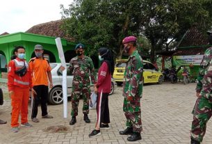 TMMD Kodim Bojonegoro, PMI Pasang Banner Imbauan Covid-19