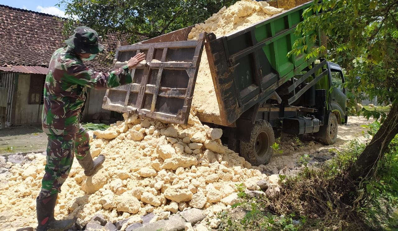 Material Pembangunan Jalan TMMD Kodim Bojonegoro Didatangkan