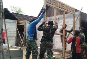 Cukup Semangat, Satgas TMMD Kodim Bojonegoro Kerjakan Program Aladin Rumah Pamitaningsih