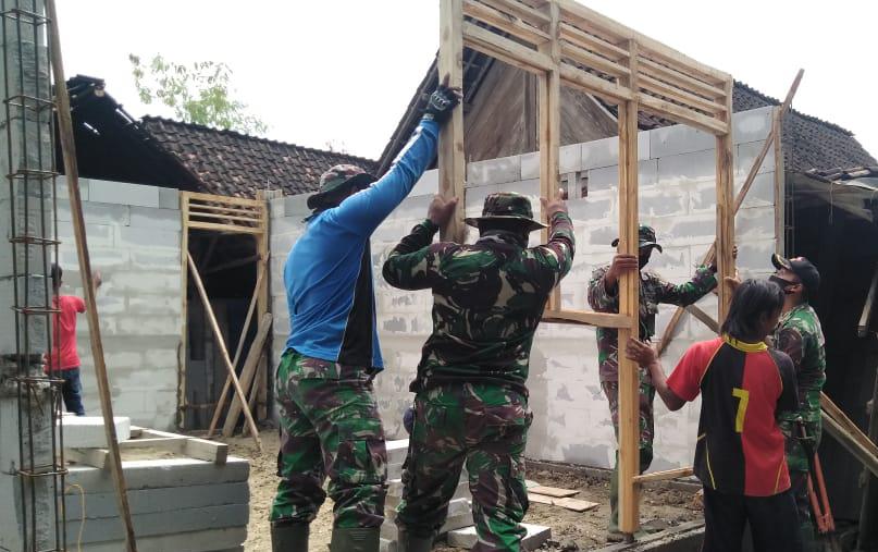 Cukup Semangat, Satgas TMMD Kodim Bojonegoro Kerjakan Program Aladin Rumah Pamitaningsih