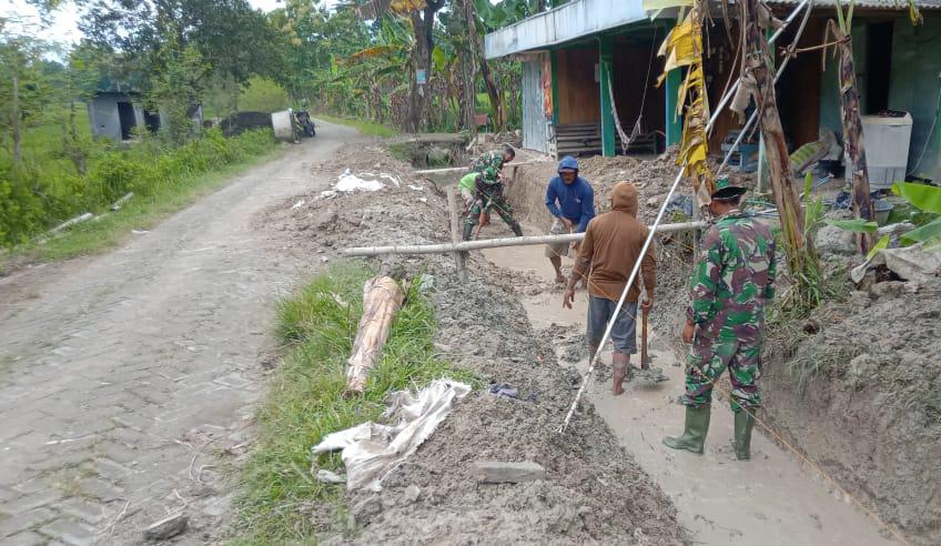 Begini Semangat Warga Jatimulyo Bersama Satgas Kerjakan Drainase Program TMMD Kodim Bojonegoro