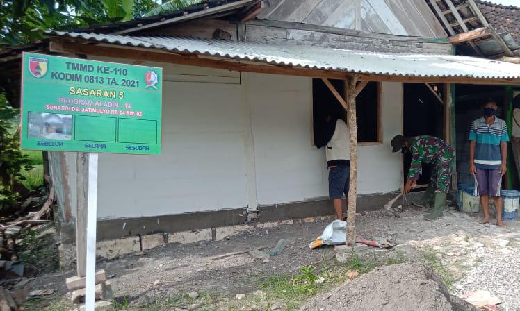 TMMD Kodim Bojonegoro, Warga Bersama Kompak Kerjakan Aladin Rumah Sunardi