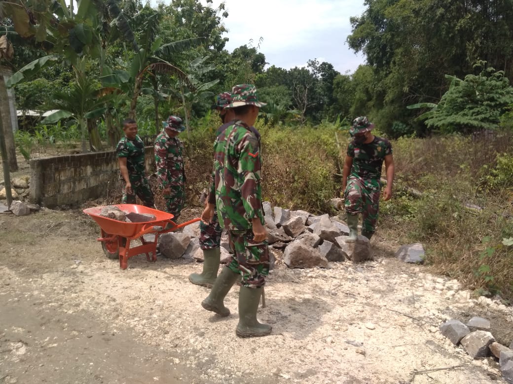 Satgas TMMD Kodim Bojonegoro Kerjakan Pembangunan Jalan Kalongan