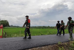 Dansatgas TMMD Kodim Bojonegoro Tinjau Proses Pengaspalan Jalan Desa Ngrancang