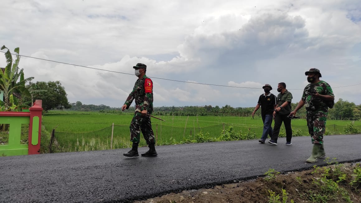 Dansatgas TMMD Kodim Bojonegoro Tinjau Proses Pengaspalan Jalan Desa Ngrancang