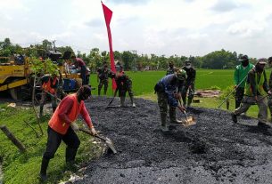 Bersama Masyarakat, Satgas TMMD Kodim Bojonegoro Bangun Jalan Aspal