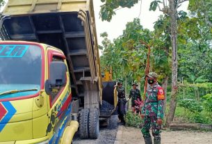 Pengaspalan Jalan Desa, Satgas TMMD Kodim Bojonegoro Lakukan Pengawalan