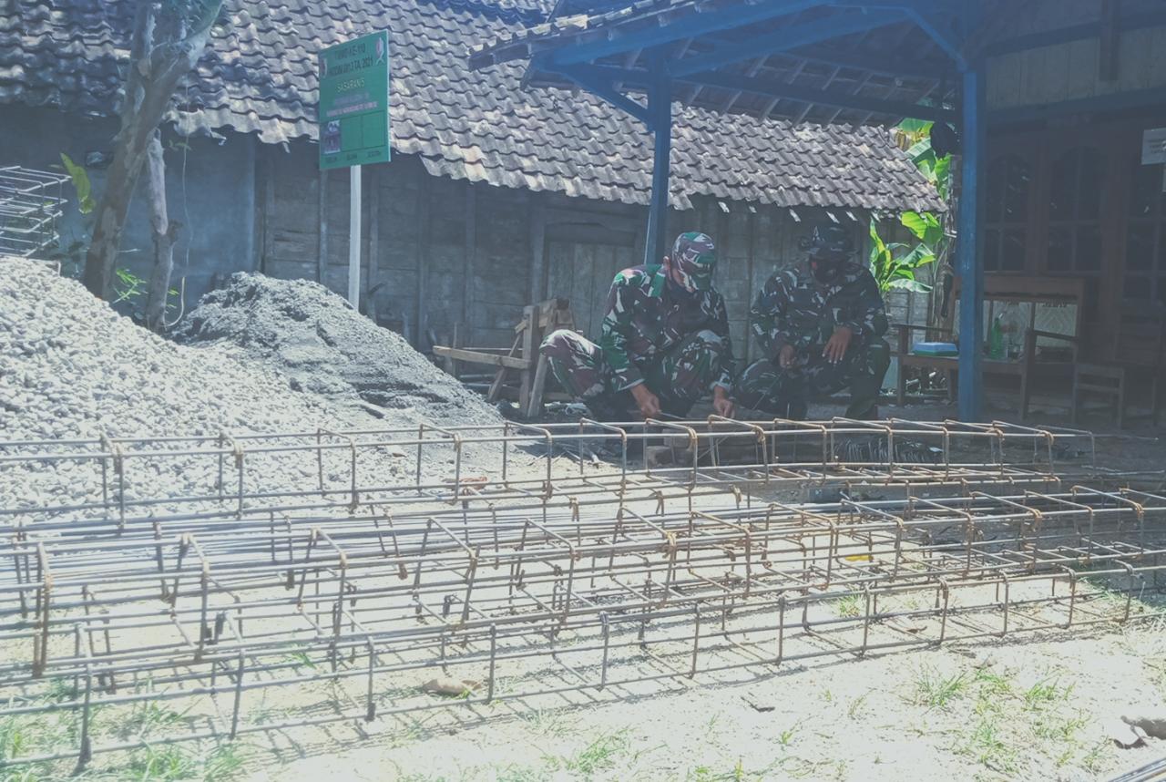 Bersama Masyarakat, Satgas TMMD Kodim Bojonegoro Gotong Royong Bangun Rumah
