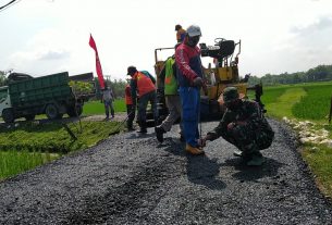 Bersama Masyarakat Ngrancang, Satgas TMMD Kodim Bojonegoro Ukur Pengaspalan Jalan