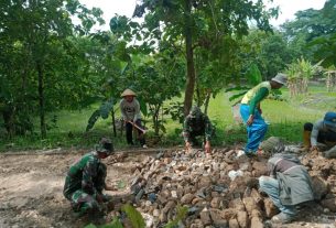 Akan Diaspal, Pemadatan Jalan Desa Ngrancang Dikebut Satgas TMMD 110 Bojonegoro