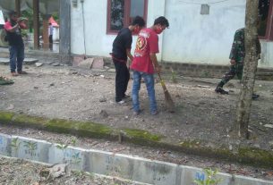 Bersama Remaja Masjid, Satgas TMMD Kodim Bojonegoro Bersih-Bersih