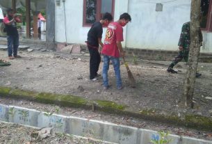 Bersama Remaja Masjid, Satgas TMMD Kodim Bojonegoro Bersih-Bersih