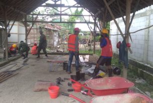Bersama Warga Sekitar, Satgas TMMD Kodim Bojonegoro Garap Renovasi RTLH Aladin