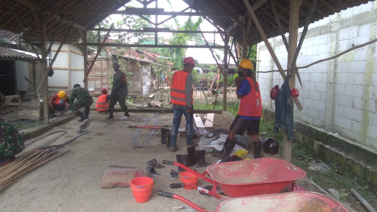 Bersama Warga Sekitar, Satgas TMMD Kodim Bojonegoro Garap Renovasi RTLH Aladin