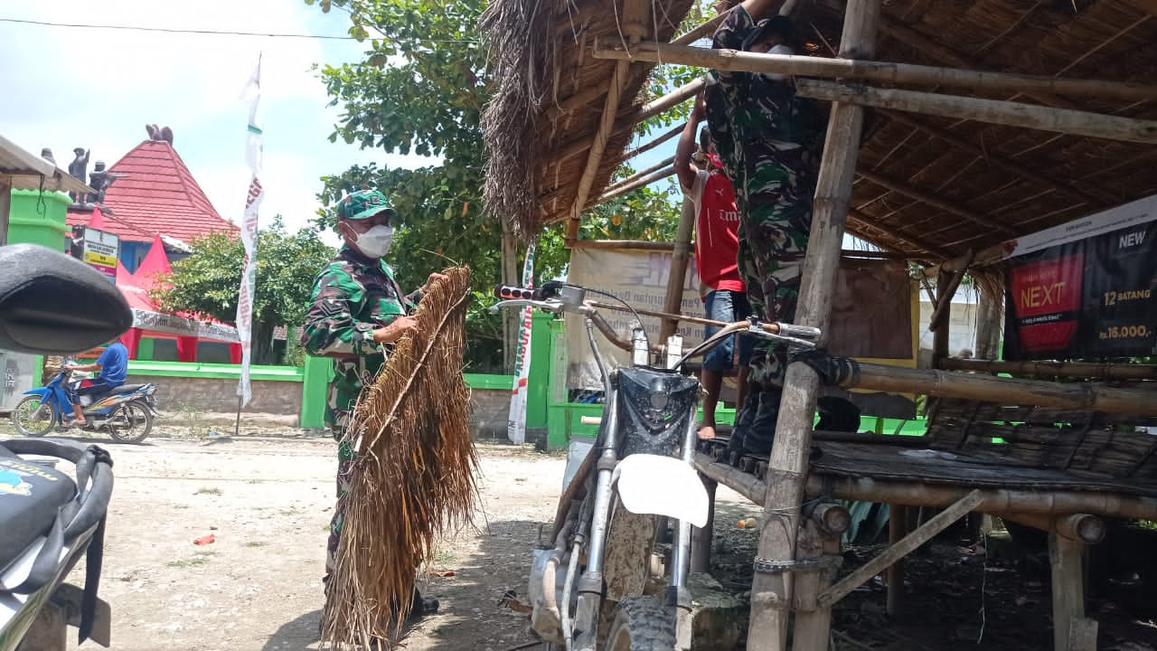 Bersama Warga, Satgas TMMD Kodim Bojonegoro Perbaiki Atap Pos Ronda