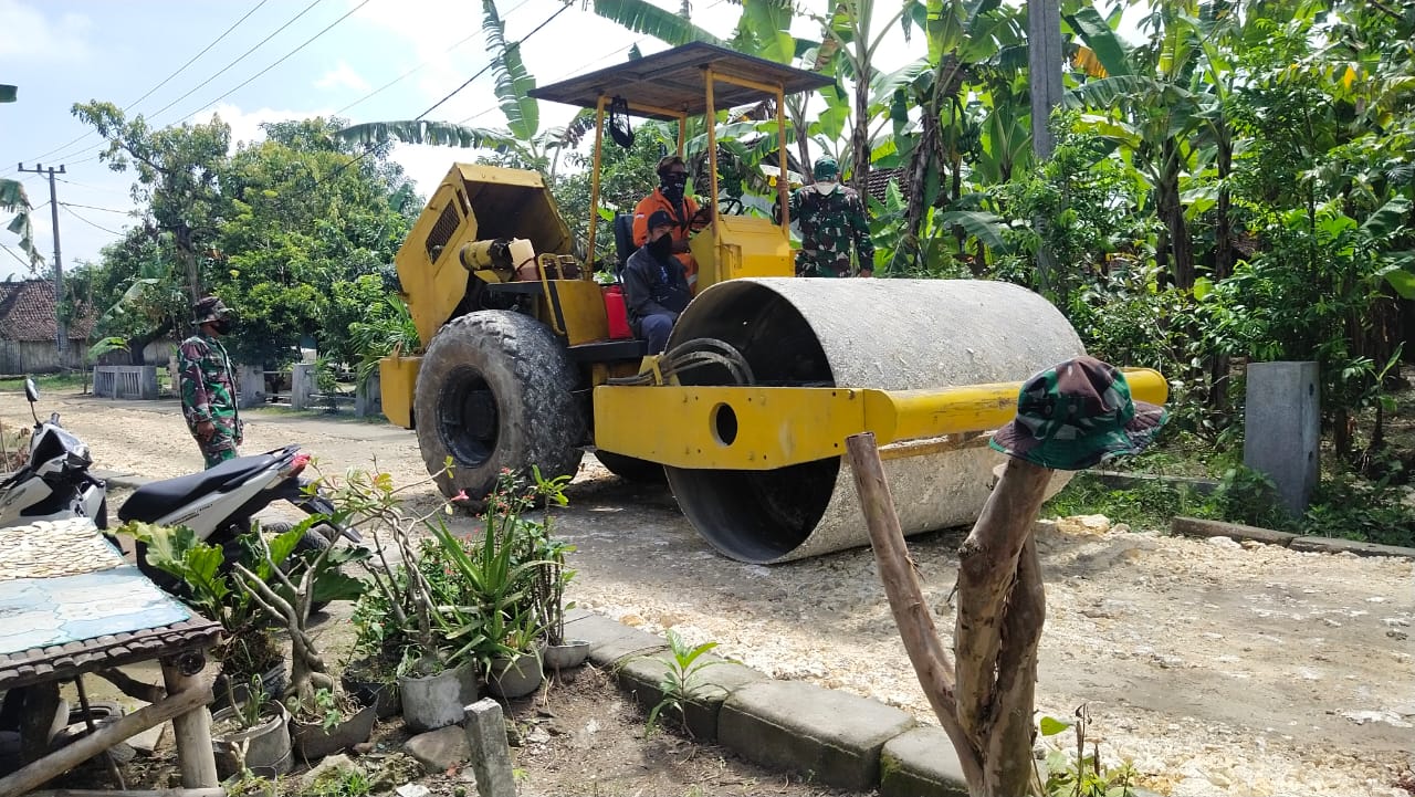 Pemadatan Jalan Yang Akan Diaspal Terus Dilakukan Satgas TMMD Kodim Bojonegoro