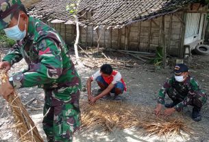 Anyam Alan-Alang, Satgas TMMD Kodim Bojonegoro Perbaiki Atap Poskamling