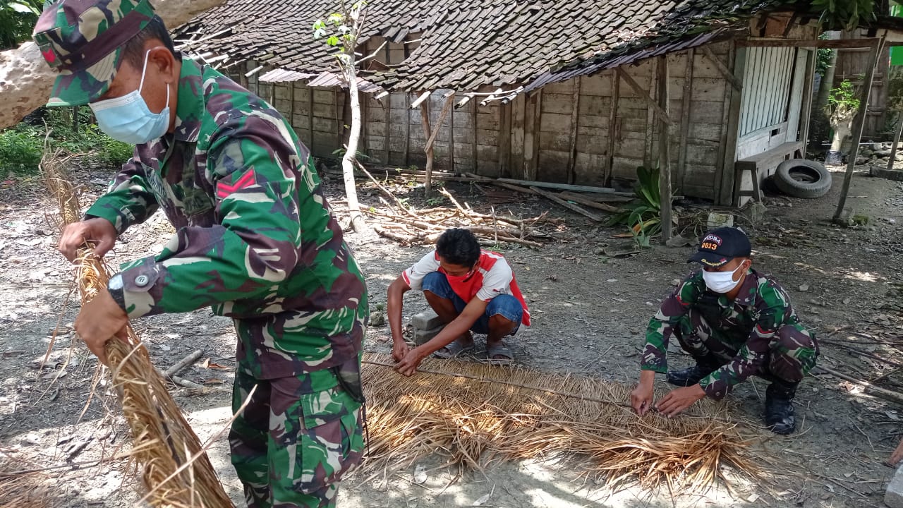 Anyam Alan-Alang, Satgas TMMD Kodim Bojonegoro Perbaiki Atap Poskamling