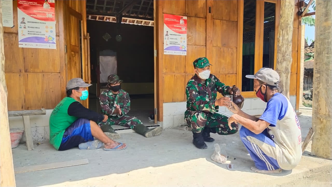 Usai Perbaiki Mushola, Satgas TMMD Kodim Bojonegoro Komsos Dengan Warga
