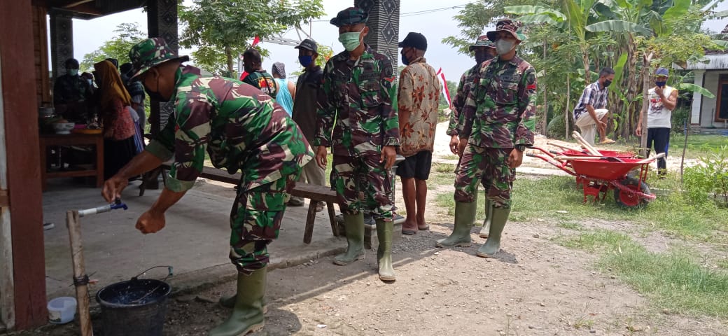 Dukung TMMD Kodim Bojonegoro, Ibu Ibu Ngrancang Sajikan Makanan