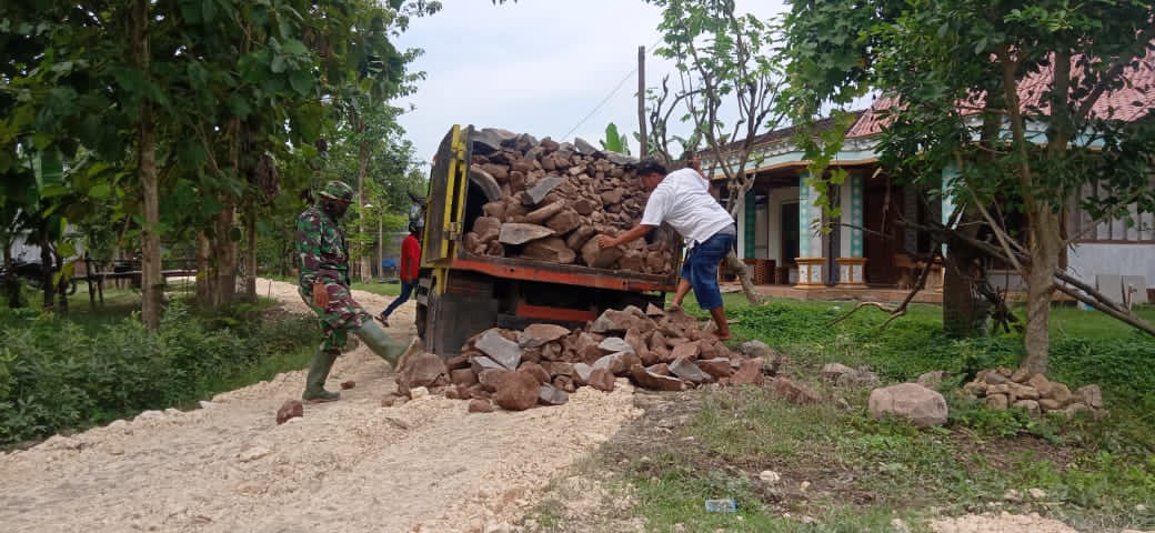Untuk Pembangunan Jalan, Satgas TMMD Kodim Bojonegoro Dan Warga Kompak Turunkan Material