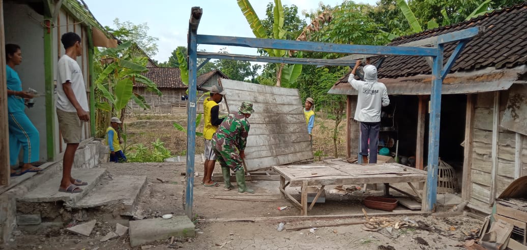 Rumah Warga Tak Mampu Di Tambakrejo, Dibongkar Satgas TMMD Bojonegoro