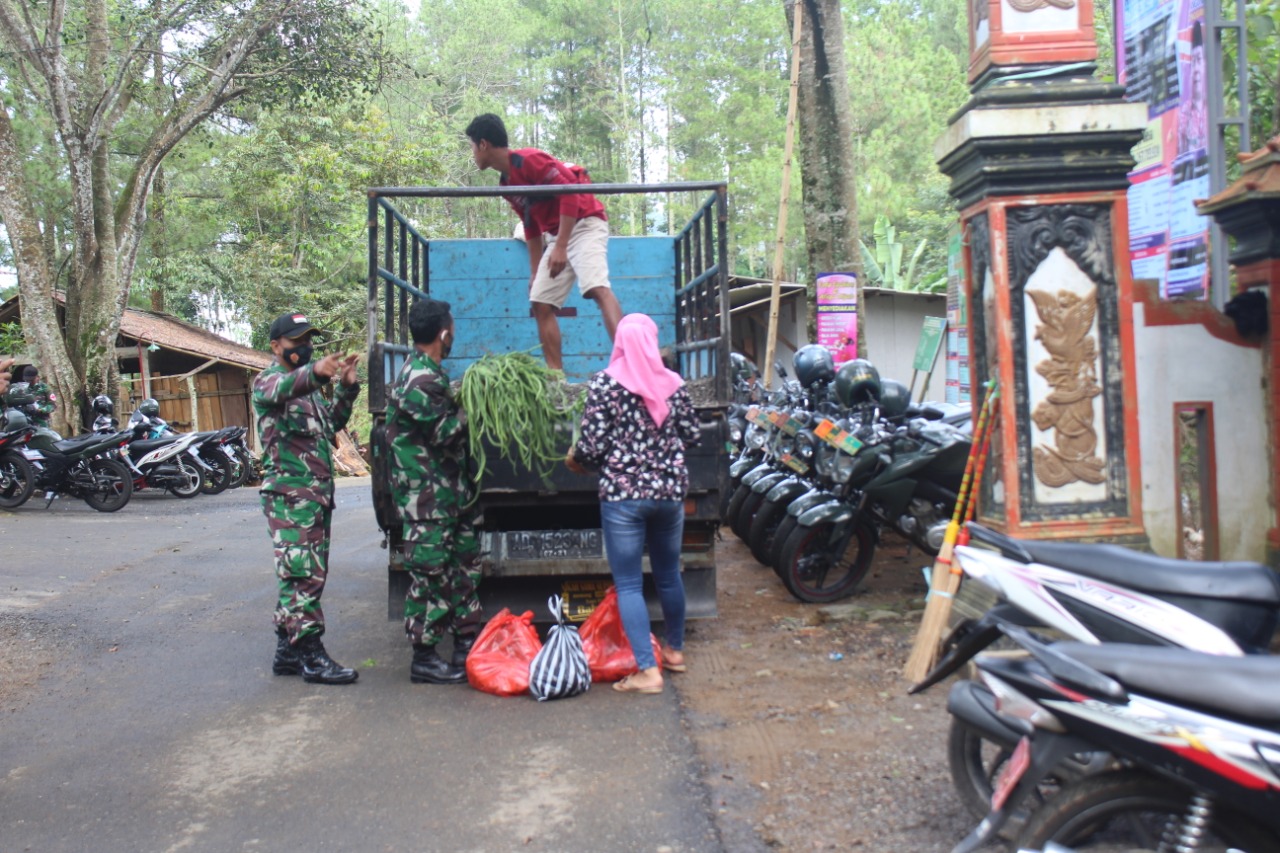 Cekatan, Satgas TMMD Bantu Turunkan Sayuran Kebutuhan Pokok Untuknya