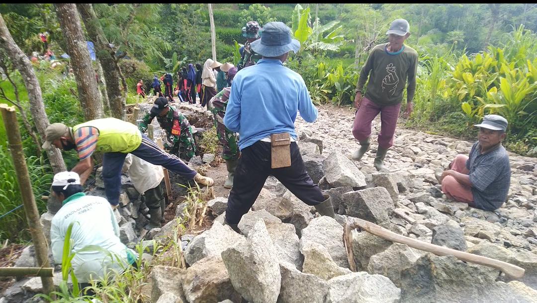 Turunkan Alat Berat, Bantu Kelancaran Sasaran Fisik TMMD Reguler Ke-110 Kodim 0728/Wonogiri